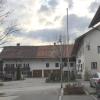 Das Herböck-Haus (linker Bereich) in Seeg soll einem Supermarkt weichen, auch der angrenzende Gasthof Adler soll abgerissen und durch einen Neubau ersetzt werden.
