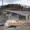 Optisch ist der Brückenschlag an der B19-Anschlussstelle bei Stein bereits geschafft. Nur auf der Immenstädter Seite (links hinten) liegt der Unterbau noch zwei Meter zu hoch. Dort muss die Brücke abgesenkt werden, ehe die Betonarbeiten beginnen können.