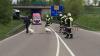 In Erkheim haben die Polizei und die Feuerwehr einer Schwanenfamilie beim Überqueren der Straße geholfen und den Verkehr kurzzeitig gestoppt. 