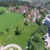 Zwischen Herz-Jesu-Heim-Straße (unten im Bild) und Mühlenweg (oben) soll parallel zum bestehenden Geh- und Radweg ein Neubaugebiet in Heimenkirch entstehen. Bis zu 48 Wohneinheiten sind dort vorgesehen. Rechts im Bild ist ein Teil des Hochland-Geländes zu sehen.