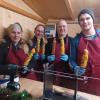 Am Stand der Freiwilligen Feuerwehr Leitershofen (Foto) gab es eine begehrte Spezialität: die Tobé-do-Kartoffelspiralen (Tornado-Potatoes). Im Bild von links: Barbara Gawronski, Markus Gaugenrieder, Michael Dossner und Alexander Kirchner.