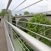 1,30 Meter hoch muss das Geländer auf der König-Ludwig-Brücke sein, weil diese auch von Radfahrern genutzt wird. Die waagrecht verlaufenden Drahtseile hält mancher Kemptener für ungünstig: Sie könnten Kinder einladen, wie an einer Leiter nach oben zu klettern. Der nach innen ragende Holm soll dies aber verhindern.