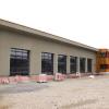  Langsam, aber sicher ist zu erkennen, wie das neue Schwangauer Feuerwehrhaus einmal aussehen wird: Links ist die Halle in rauem Beton zu erkennen, rechts das Verwaltungsgebäude mit Holzfassade.