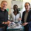 Körbeweise Brillen wollen sie wieder in den Senegal schaffen: (von links) Bori Kössel, Monique Diop und August Braun. 