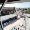  Vom neuen Schlauchturm aus ist der Feuerwehrhof gut zu überblicken: Links befindet sich die Halle direkt an der Neugablonzer Straße mit Platz für Lager, Technik und vier Einsatzfahrzeuge ohne Löschwasser. Daran schließt sich das einzige alte Gebäude an, das stehen bleibt. Dort zieht der städtische Katastrophenschutz ein, die Atemschutzübungsstrecke bleibt. Rechts im Bild ist die zweite neue Halle zu sehen. Darin finden unter anderem Einsatzfahrzeuge, Umkleiden, Werkstatt und Schulungsräume Platz.