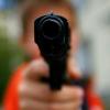 Symbolbild. Polizeibeamten überwältigten am Donnerstagabend einen 26-Jährigen im Waldbad in Obergünzburg, nachdem er eine Waffe auf die Polizisten richtete.