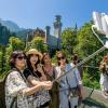 Archivbild: Etwa 1,5 Millionen Besucher kommen jährlich ins Schloss Neuschwanstein. Den Vorschlag des Ostallgäuer Grünen-Kreisrats Hubert Endhardt, das Schloss einen Tag pro Woche zu schließen, lehnt die zuständige Verwaltung ab.