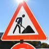 Auf der A96 bei Weißensberg wird die Fahrbahndecke erneuert. 