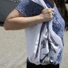 Aus einem alten T-Shirt wird ganz einfach eine Tragetasche. 