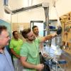 Einblicke in die Prothesenherstellung des Sanitätshauses Wittlinger: Bosse, Inhaber Erich Wittlinger, Orthopädietechniker Philipp Lenz und Werkstattleiter Kevin Hölter (von links)
