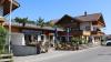 Wird unter anderem wegen der Möglichkeit geschätzt, Gruppen günstig einzuquartieren, soll aber laut Willen der Besitzer durch Wohnhäuser ersetzt werden: das Hotel Bergpanorama in Pfronten-Weißbach. 
