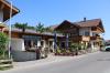 Wird unter anderem wegen der Möglichkeit geschätzt, Gruppen günstig einzuquartieren, soll aber laut Willen der Besitzer durch Wohnhäuser ersetzt werden: das Hotel Bergpanorama in Pfronten-Weißbach. 
