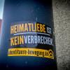 Symbolbild. In Kaufbeuren sind Aufkleber mit rechtsextremen Inhalten an Fenster geklebt worden.