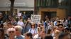 Demo gegen den Bad Grönenbacher Großbetrieb: Kritik aus der Bevölkerung trifft auch den Unterallgäuer Landrat Weirather. 