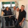 Behinderten-Beauftragte Waltraud Joa testet den Aufzug mit (v.l.n.r) TSV-Vorsitzendem Wolfgang Bolz, TSV-Techniker Helmut Schick und Betreiber Martin Wachter.