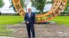 „Ring for Peace“ heißt die siebeneinhalb Meter hohe Holzskulptur, die in Lindau dauerhaft an die Bewegung von „Religions for Peace“ erinnern soll. Deren Weltversammlung hat gestern Bundespräsident Steinmeier eröffnet. 