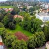 Zwischen Lindauer und Reichlinstraße liegt der ehemalige Sportplatz des Hildegardis-Gymnasiums. Dort soll die neue Dreifachturnhalle entstehen. (Archivbild)