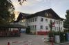 Die Grundschule Oberstdorf soll am bestehenden Standort saniert werden. Die Schüler werden während der Bauphase in Containern unterrichtet.