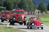 Ein Feuerwehr-Oldtimer-Korso mit 20 Fahrzeugen fuhr am Sonntag durch das nördliche Oberallgäu, hielt bei den einzelnen Feuerwehren an und stoppte schließlich am späten Nachmittag zur Abschlussveranstaltung des „Schwäbischen Feuerwehrtags“ an der Hauptwache in Kempten. Das Bild entstand auf der letzten Etappe zwischen Sulzberg und Kempten.