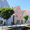 In der Hirschgasse in der Memminger Altstadt will das Evangelische Hilfswerk München eine psychotherapeutische Fachambulanz einrichten. In dem rosafarbenen Haus sollen Straftäter aus dem Allgäu nach ihrer Zeit im Gefängnis betreut werden. Dagegen regt sich Widerstand.