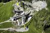 Baukräne umrahmen derzeit die Oberstdorfer Skisprungschanzen. Im Hintergrund ist der neue Athletenbereich der Sportanlage zu erkennen.