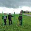 Sie beteiligen sich an der Protestaktion „Grüne Kreuze“ (von links): Elmar Karg, Kreisvorsitzender des Bauernverbandes, Adrian Dillmann vom Maschinenring Lindau sowie Johannes Ohmayer vom Jungzüchterclub Lindau. Auch im Heimenkircher Ortsteil Zwiesele sowie am Ortsausgang von Meckatz sind bereits Kreuze aufgestellt.