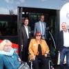 Auch barrierefreie Busse, wie dieser Easy-Bus von Iveco, konnten sich die Teilnehmer der ÖPNV-Tagung im Ostallgäuer Landratsamt anschauen, wie hier (von rechts) der Marktoberdorfer Bürgermeister Dr. Wolfgang Hell, Ministerialdirigent Carsten Fregin, die Ostallgäuer Behindertenbeauftragte Waltraud Joa, Verena Gotzes, Vorsitzende des Behindertenbeirates in Memmingen, und der Ostallgäuer Wirtschaftsreferent Peter Däubler.