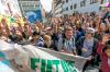 Mittags zogen laut Polizei 2.000 Menschen durch die Kemptner Innenstadt und forderten Politiker auf, mehr für den Klimaschutz zu tun. 