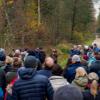 Rund 150 Interessierte nahmen am Waldspaziergang der Bürgerinitiative bei Monheim teil.