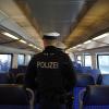 Bundespolizei kontrolliert im Zug (Symbolbild)