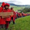 "Die Rote Linie": Demonstration gegen die Pläne zur "Grünten Bergwelt". Die unternehmerfamilie Hagenauer wehrt sich gegen die Vorwürfe.