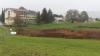 Allgäu-Stift hatte Großes vor auf einem etwa 3,8 Hektar großen Gelände beim Josefsheim in Röthenbach. Die Idee eines integrativen Generationendorfs ist jedoch geplatzt. Laut Landratsamt gehören die Nass- und Feuchtwiesen um das Toteisloch (braune Fläche) zum schützenswerten Biotop und dürfen darum nicht bebaut werden. Für das ursprünglich geplante Projekt reicht somit die zur Verfügung stehende Fläche nicht. 