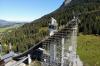 Nicht nur im Auslauf der Audi Arena, sondern auch am Anlaufturm der großen Schattenbergschanze wird derzeit eifrig gebaut. Für Springer, Startrichter, Kameraleute und Fotografen wird hoch oben am Turm mehr Platz geschaffen.