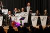 Musikalische Höchstleistung in einem wenig inspirierenden Umfeld: Sänger Michael Hanel mit dem Polymnia-Salonorchester bei einem Benefizkonzert im Immenstädter Hofgarten 2018.