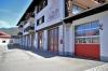 Zu wenig Stellplätze, keine Umkleide- und zu kleine Schulungsräume, schwer zu öffnende Garagentore und Sicherheitsmängel – Das Oberstdorfer Feuerwehrhaus in der Nebelhornstraße ist in die Jahre gekommen. Deshalb will die Gemeinde jetzt nach einem neuen Standort suchen.