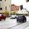 Sonntagnacht stellten Polizisten eine Frau auf der Donaustraße, die mit etwa 130 Stundenkilometern unterwegs war. Die Polizei vermutet, die Frau fühlte sich von der Zivilstreife herausgefordert und sucht Zeugen der Raserei. 