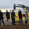 Der Humus auf dem rund 5,4 Hektar großen Areal im interkommunalen Gewerbegebiet an der A 96 nahe Holzgünz ist bereits vollständig abgetragen. Dort baut die Alois Müller Holding GmbH &amp; Co. KG ein neues DPD-Depot. Nun fand der offizielle Spatenstich statt mit (von links) Steffen Müller, Andreas Brockhaus (List-Bau Nordhorn), Thomas Ohnhaus ( DPD), Andreas Müller (Geschäftsführer), Christa Bail (stellvertretende Vorsitzende „Zweckverband Industrie- und Gewerbepark A 96“) und dem stellvertretenden Landrat, Dr. Stephan Winter. 