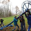 Viel Handarbeit war beim Aufstellen der Liftanlage in Ellhofen gefragt. Das Befestigen der Umlenkrolle am Masten erforderte Geschick und das Aufrichten des Mastens gelang mit Muskelkraft . 