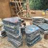 Die jungen Architekten forschen mit verschiedenen Materialien. Vieles wird recycelt, diese Fliesen bestehen zum Beispiel aus Plastikabfällen.