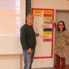 Neue Böden, neue Türen – aber auch Beamer-Projektionen und Magnetwände: In der Grundschule Adalbert Stifter hat sich Einiges verändert. Darüber freuen sich Gebäudemanager Richard Siegert und Rektorin Bettina Schlegl. 