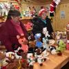 Gehäkelte weihnachtliche Figuren aus Chenille bot Berta Schütz an, die erstmals auf dem Karlshulder Weihnachtsmarkt vertreten war. 