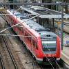 Auf der Strecke München-Lindau geht es unübersehbar in Richtung Elektrifizierung: Am Memminger Bahnhof ist die Oberleitung bereits installiert.