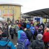 Trotz nasskaltem Wetters versammelten sich am Samstag 200 Menschen am Immenstädter Bahnhof, um gegen die vielen Barrieren zu demonstrieren, mit denen vor allem Menschen mit Handicap kämpfen. Organisiert hatte die Veranstaltung der Sozialverband VdK mit der Stadt Immenstadt.
