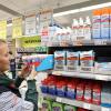 Desinfektionsmittel beim V-Markt in Kaufbeuren ist noch nicht ausverkauft. Selina Hönig muss derzeit wegen der Angst vor dem Corona-Virus allerdings die Regale öfter nachfüllen als sonst.