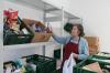 Noch ein letztes Mal kostenlose Lebensmittel: Getrud Sauter von der Kaufbeurer Tafel packt für ihre Kunden jetzt Tüten, um den Kontakt und die Infektionsgefahr so weit wie möglich einzuschränken. Ab Montag schließt die Tafel.
