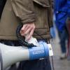 In Pfronten-Heitlern hat am Sonntag eine sehr friedliche Versammlung zum Thema "Einschränkungen der Grundrechte in Zeiten von Corona" stattgefunden (Demo Symbolbild). 