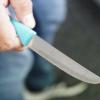 In Memmingen ist am Freitag ein Mann mit einem Messer verletzt worden. (Symbolbild)