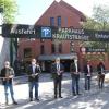 Das generalsanierte Parkhaus wurde mit einem symbolischen Schnitt durch das Absperrband freigegeben (v.l.): Günther Stapfer, Leiter der Parkhäuser bei den Stadtwerken, Marcus Geske, stellvertretender Leiter der Stadtwerke, Oberbürgermeister Manfred Schilder, Steffen Lutzenberger, Geschäftsführer des Bauunternehmens Lutzenberger (Mindelheim), Karin Kinzer, stellvertretende Hochbauamtsleiterin, Projektleiterin Tanja Aberle im Hochbauamt und Fabio Kapun, Projektleiter des Büros Obermeyer Planen + Beraten GmbH (München). 