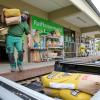 Seit der Corona-Krise ist im Oyer Raiffeisenmarkt mehr los als zuvor. Die Filiale bleibt geöffnet, bis sie gegen Jahresende in einen Neubau in Wertach zieht. Das Bild zeigt Mitarbeiter Robert Schönwald. 
