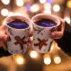 Hebt die Laune - und den Zuckerspiegel: ein Becher Glühwein.